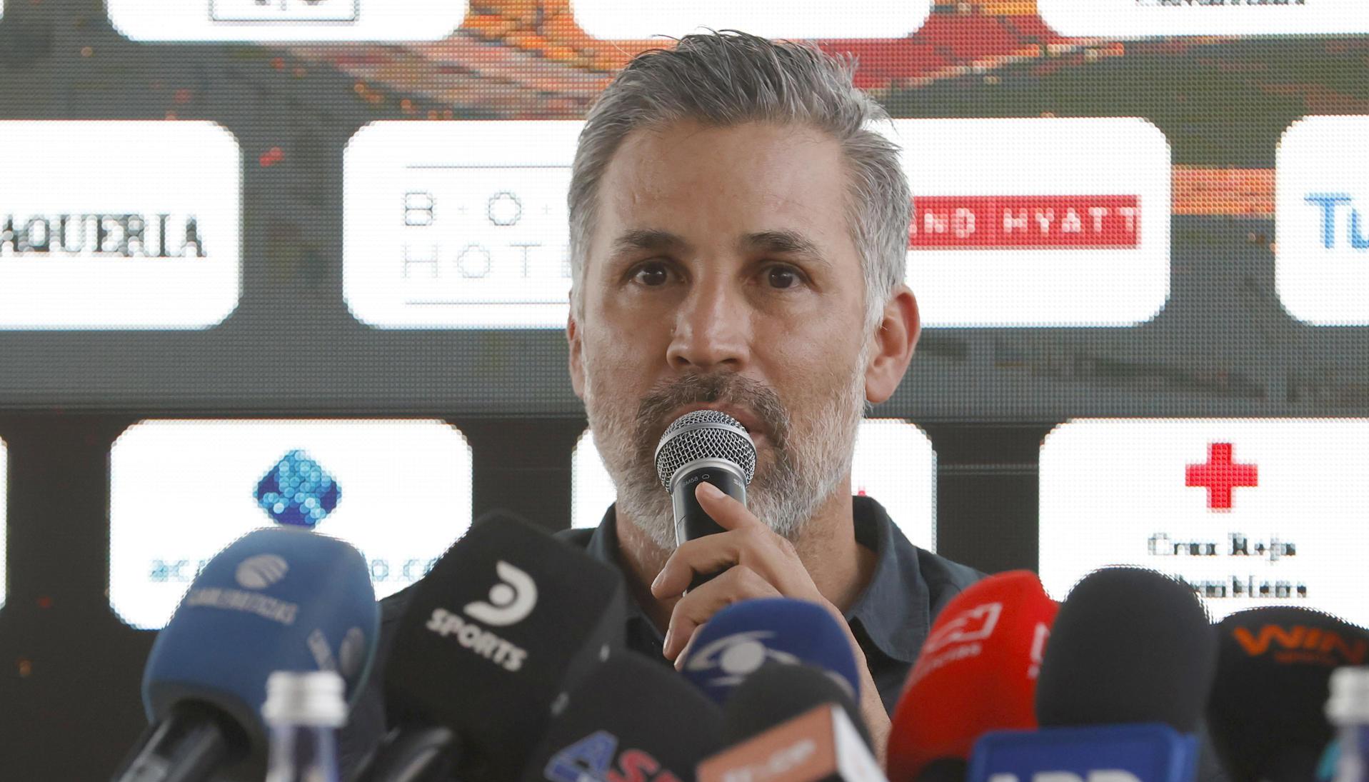 El exfutbolista Mario Yepes habla durante una rueda de prensa para presentar el partido solidario 'Levantemos a Colombia'.