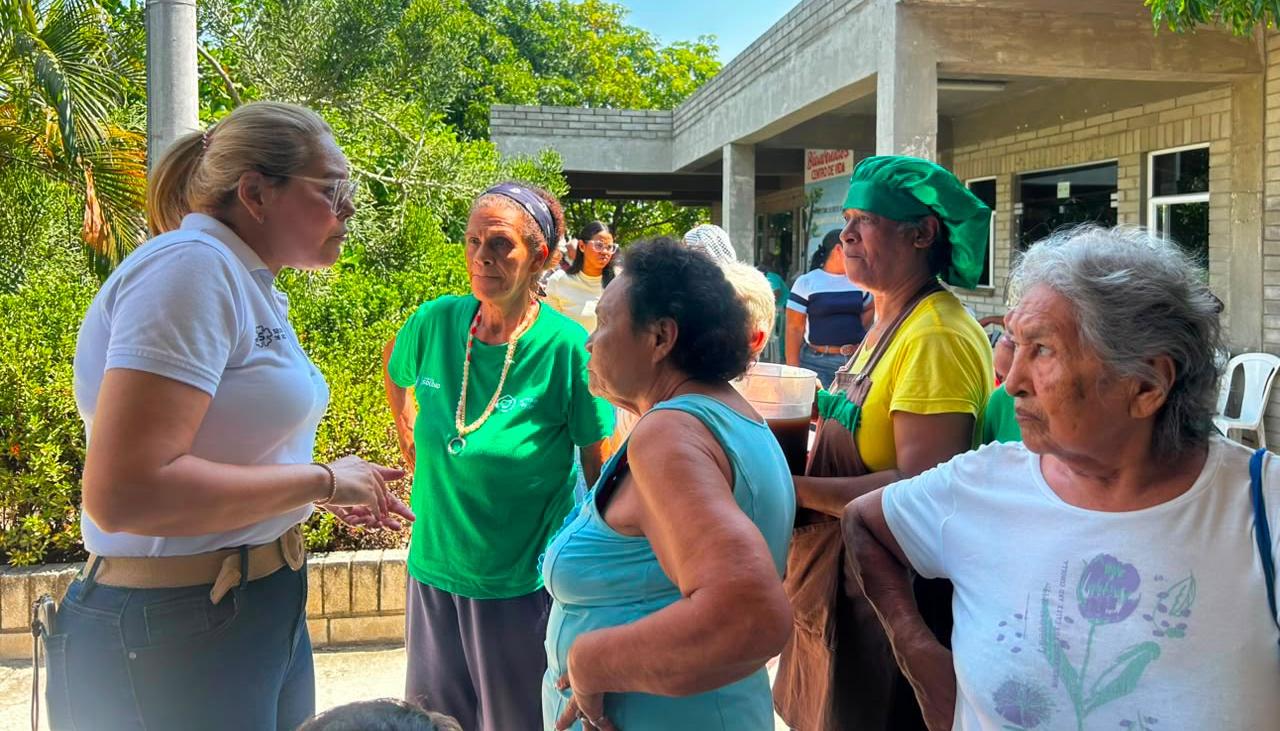 La secretaria de Gestión Social, Mireya Avendaño, con beneficiarios del programa del Adulto Mayor..