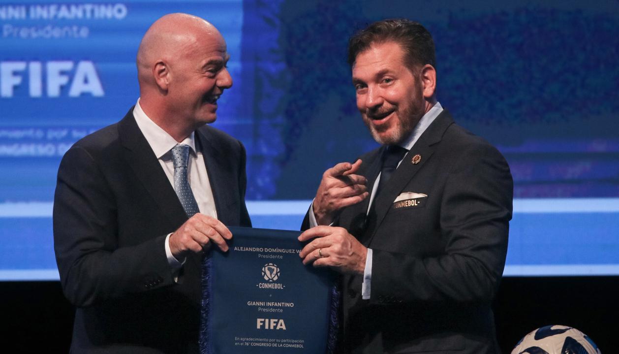 Gianni Infantino, presidente de la Fida, y Alejandro Domínguez, titular de la Conmebol.