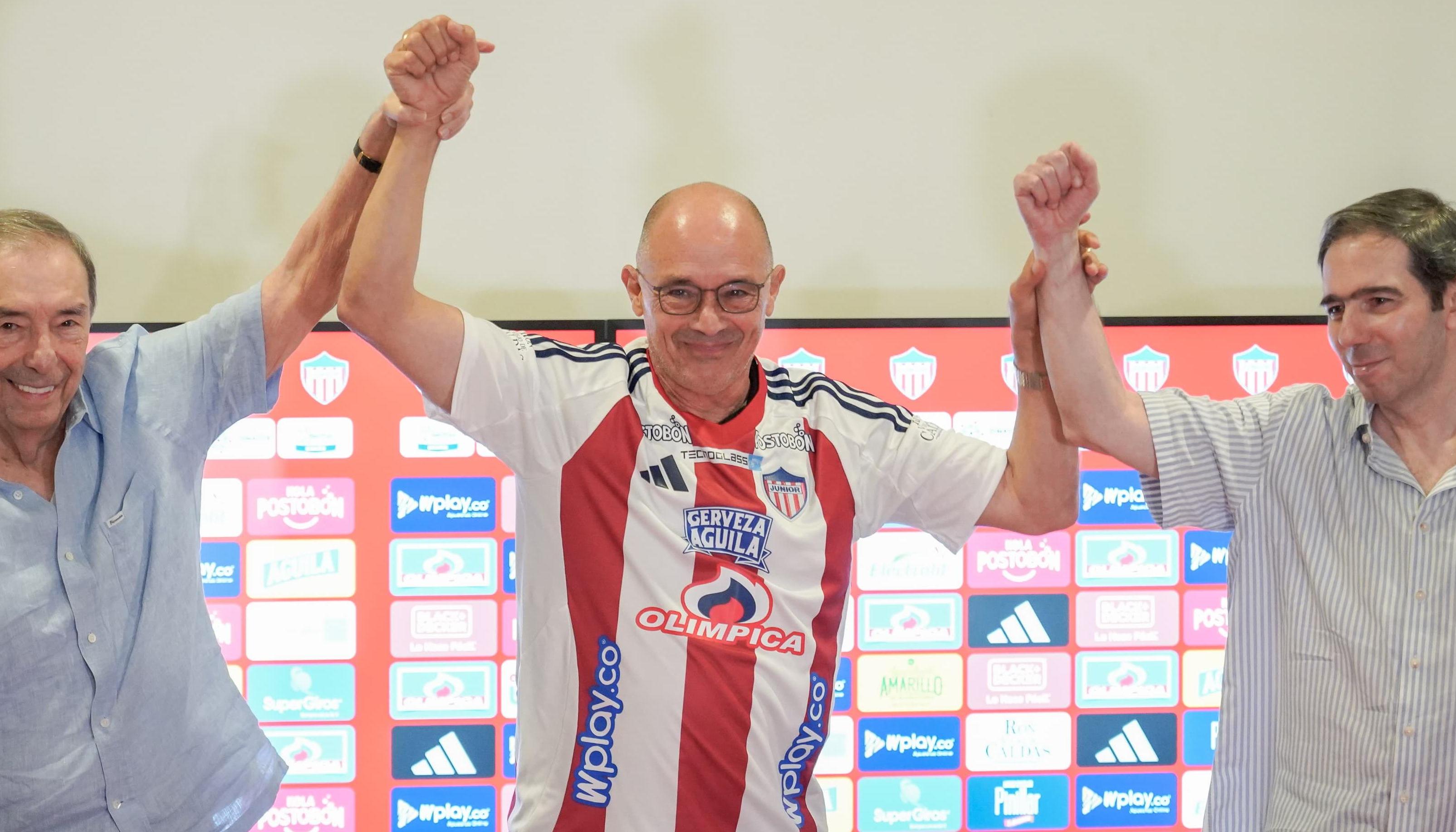 Antonio Char y Fuad Char durante la presentacion, hace un año, de Alfredo Arias como técnico del Junior. 