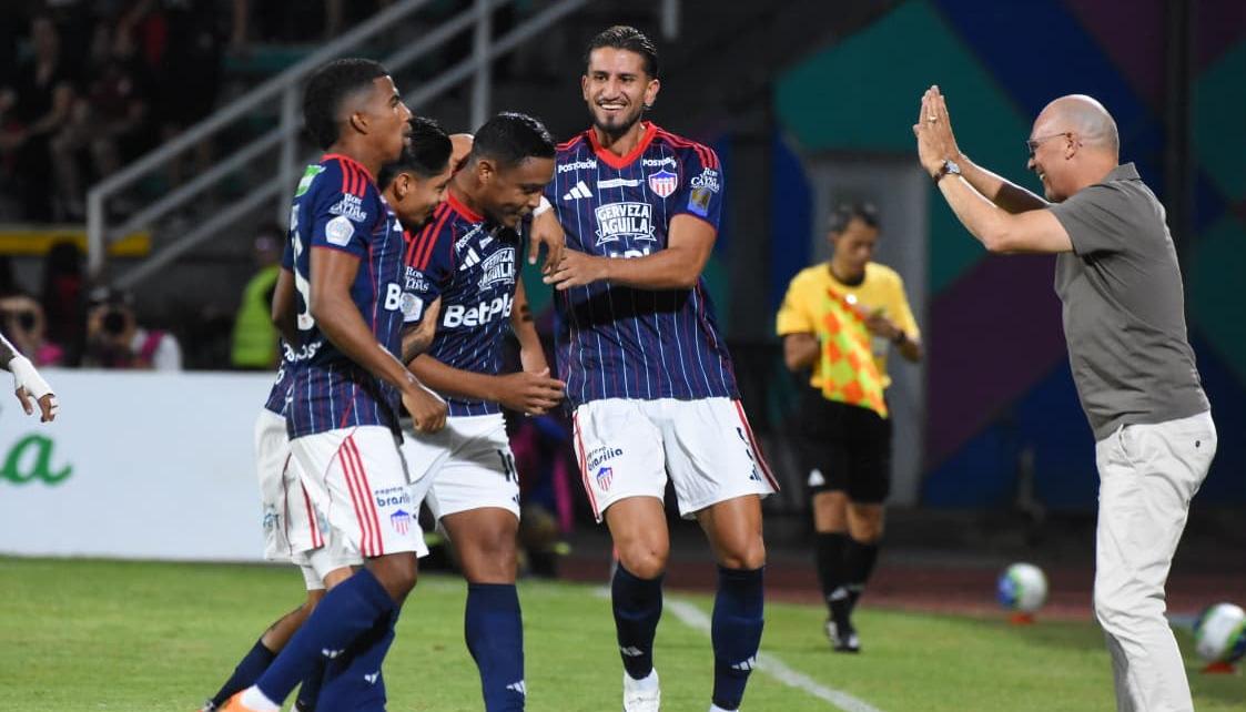 Alfredo Arias celebra el primer gol de Junior marcado por Muriel. 