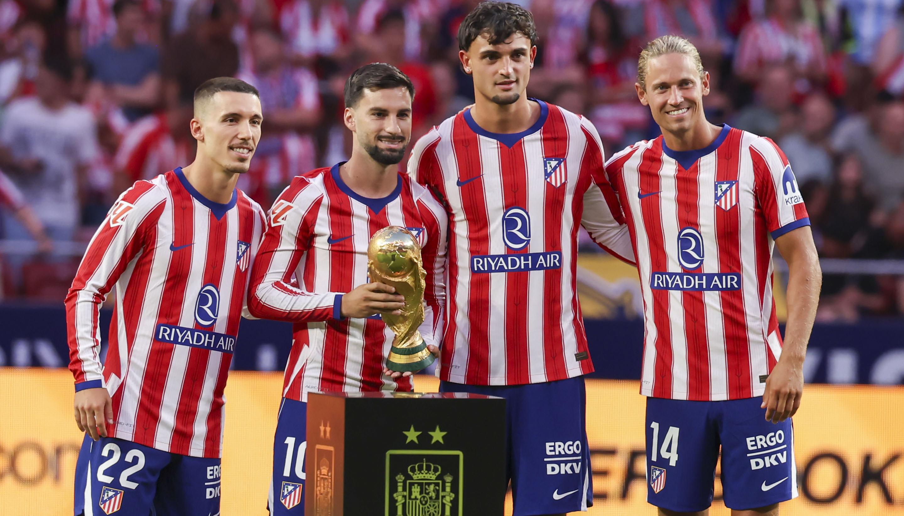 El Atlético de Madrid también homenajeó a sus cuatro jugadores campeones del mundo: Álex Grimaldo, Álex Baena, Marc Pubill y Marcos Llorente.