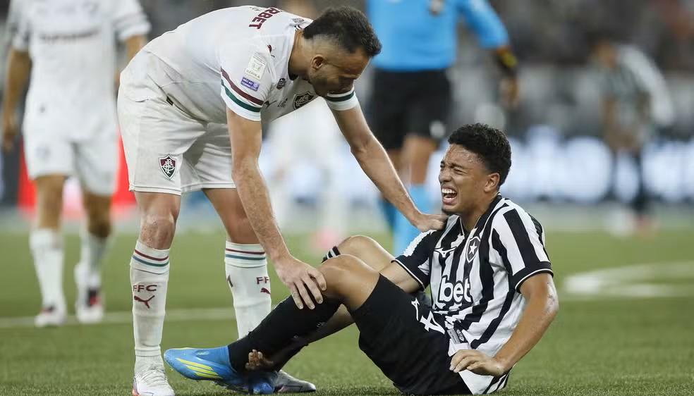 Jordan Barrera momentos después de lesionarse en el partido contra Fluminense.