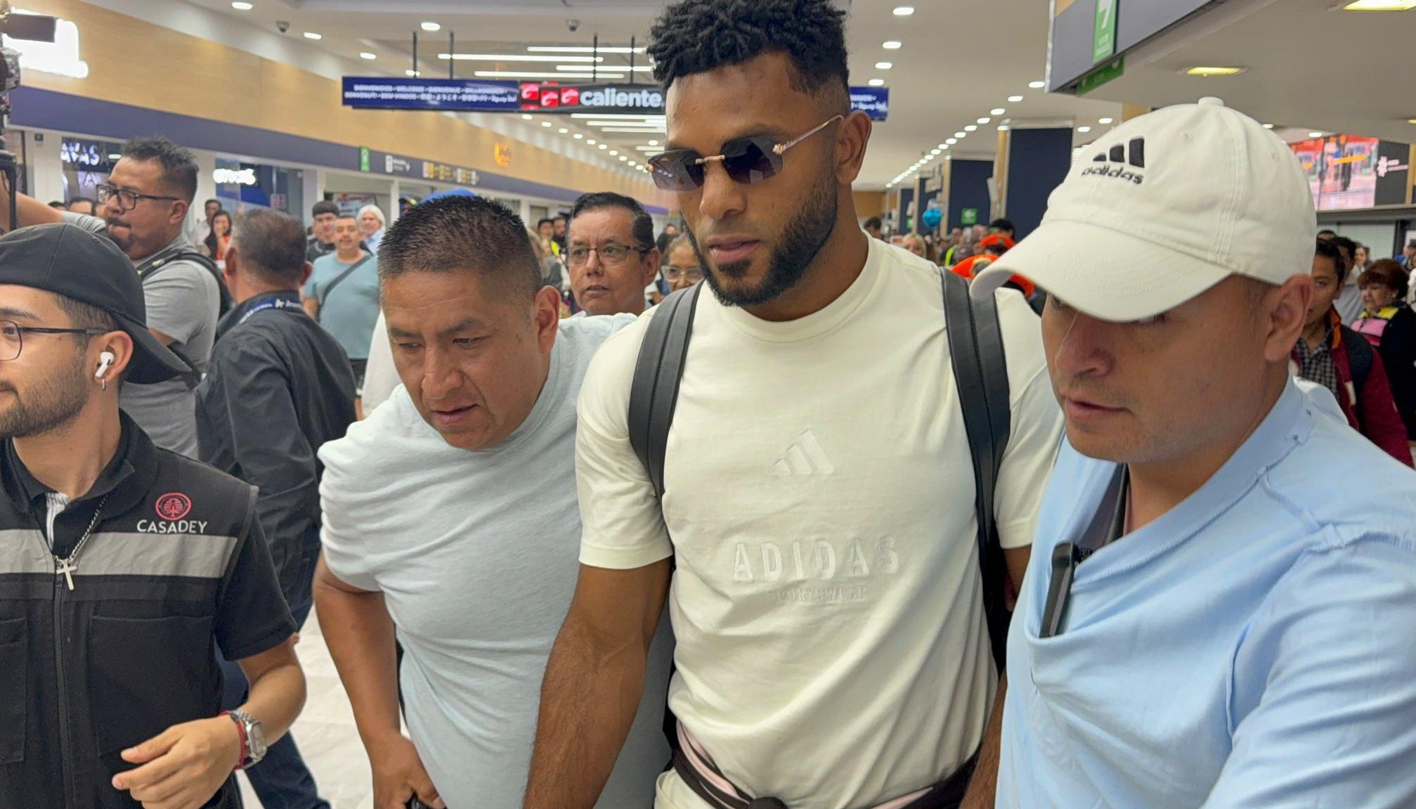 Miguel Ángel Borja a su arribo al aeropuerto de Ciudad de México.