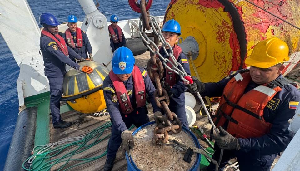 Integrantes de la Dimar en la instalación de la boya en San Andrés. 