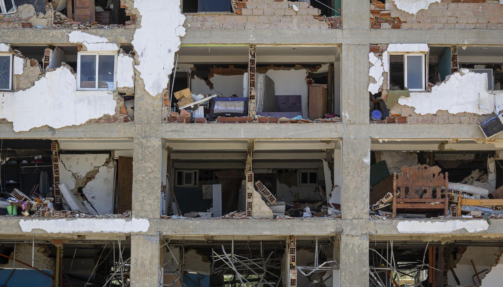 Edificio destruido por los terremotos del 24 junio en Caraballeda, Venezuela.