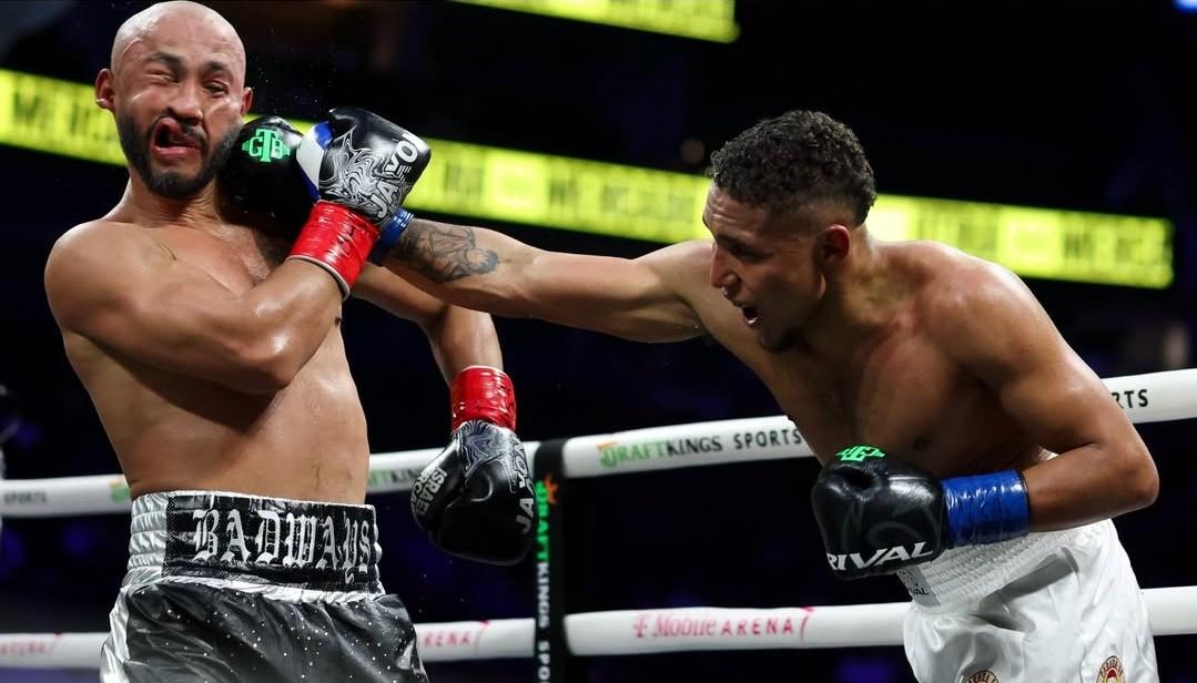 Israel Mercado recibe una buena mano del colombiano Carlos Utria.