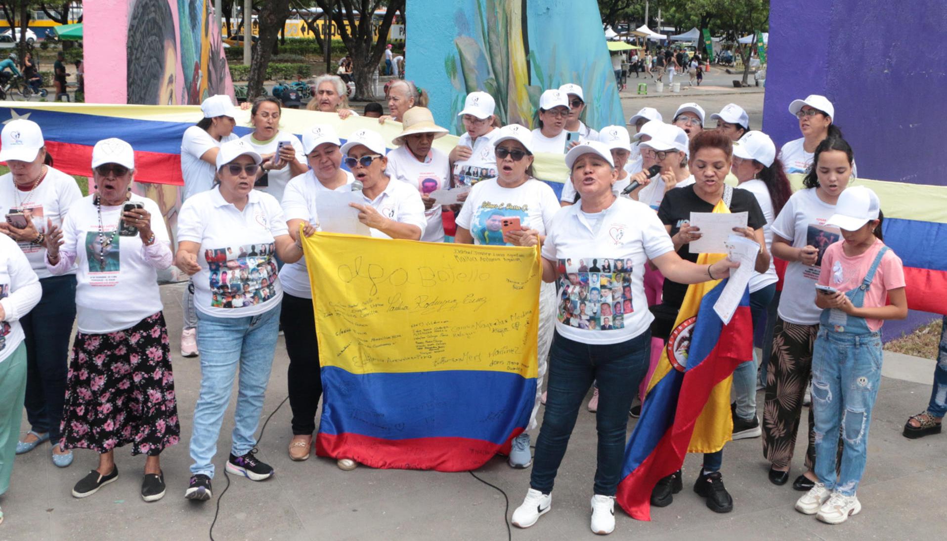 Víctimas, familiares y organizaciones de derechos humanos.