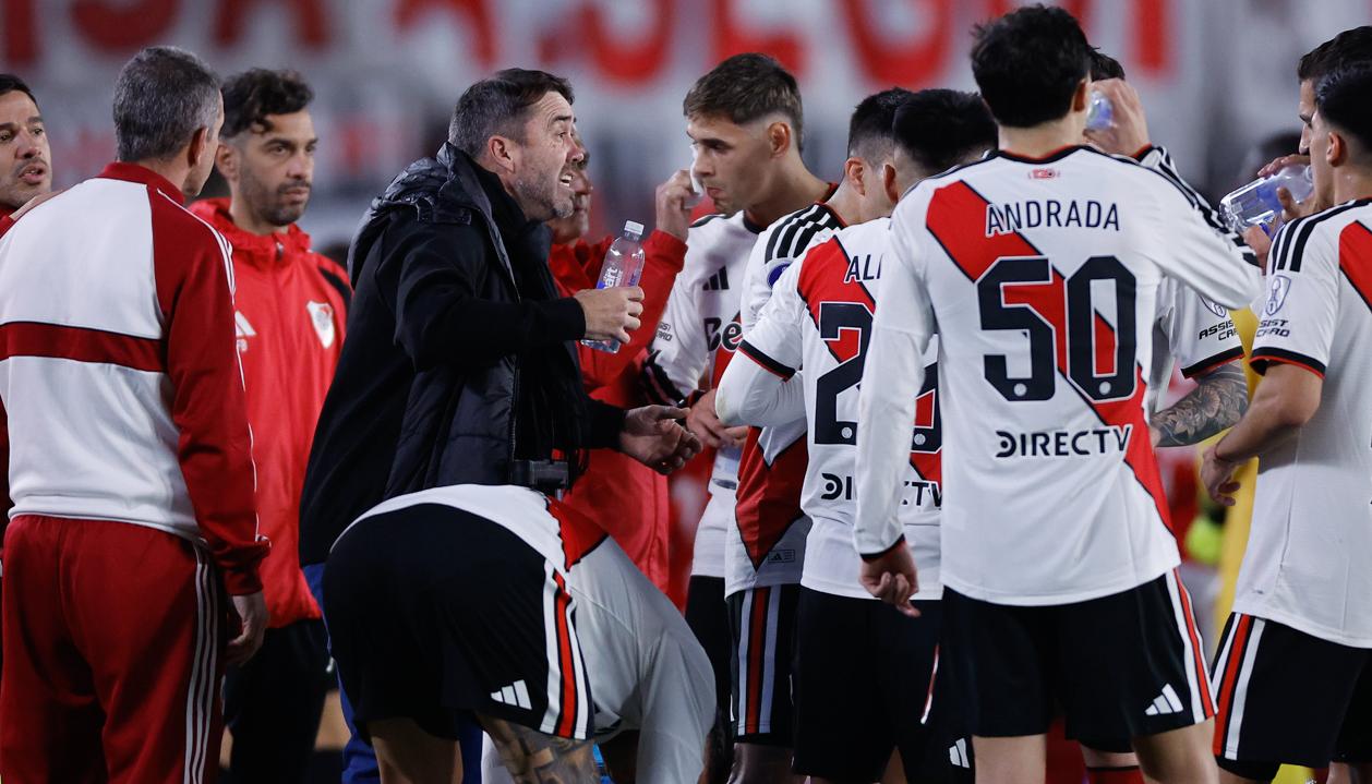 Eduardo Coudet entrega indicaciones a sus dirigidos durante el partido contra Santa Fe.