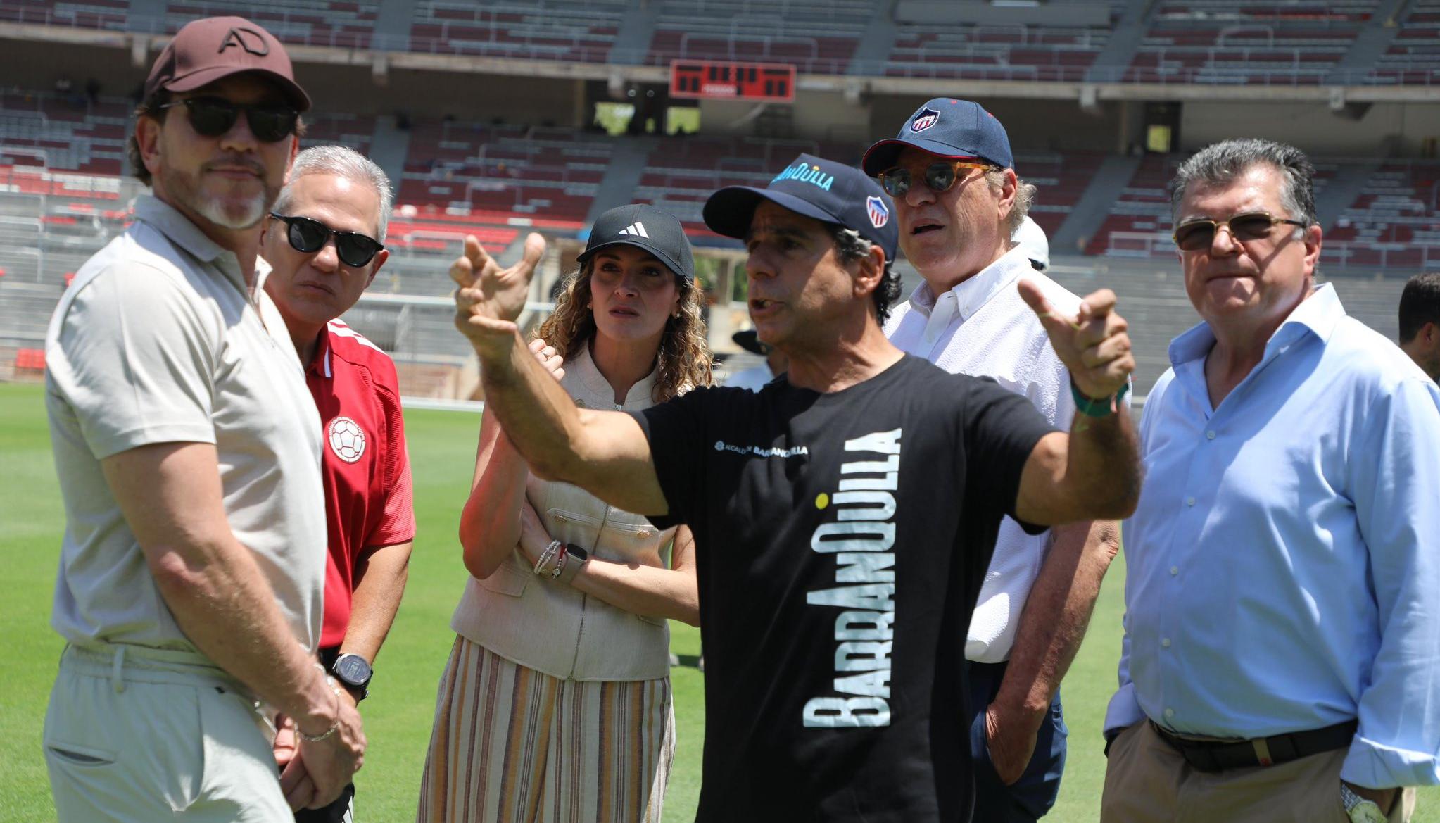 Alejandro Char durante la visita de Alejandro Domínguez, presidente de la Conmebol, al estadio Metropolitano. 