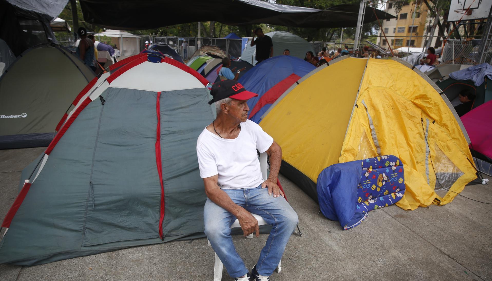 Un hombre espera frente a los edificios Chiminango