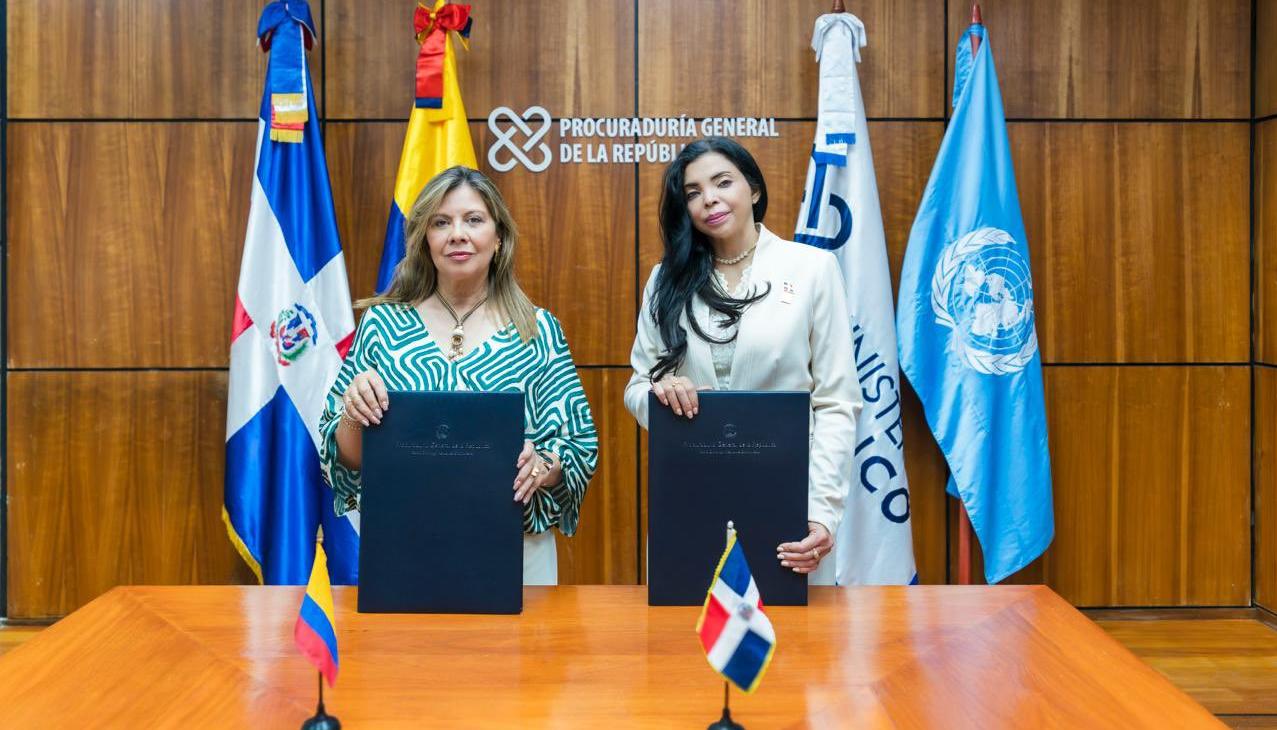 Fiscal general de Colombia, Luz Adriana Camargo, y la procuradora general de República Dominicana, Yeni Berenice Reynoso.