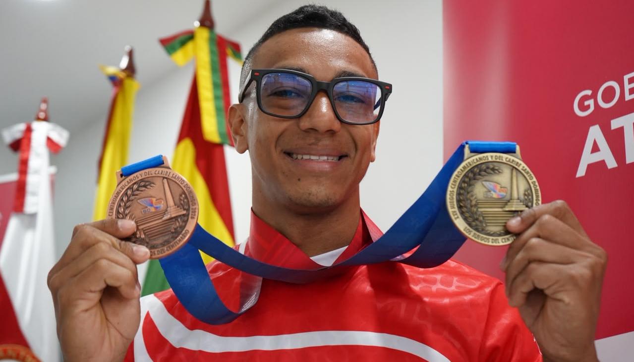 Duván Ferrer, pesista barranquillero, medalla de oro y bronce en los Juegos Centroamericanos y del Caribe 2026.