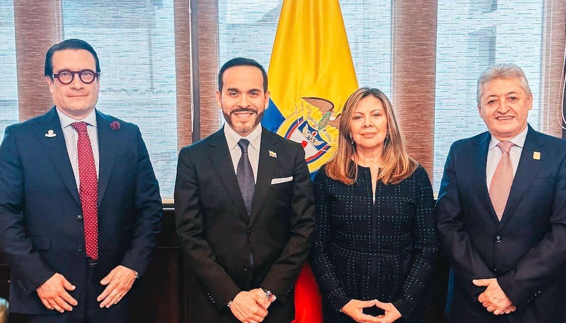 Iván Cancino, ministro de Justicia; Abelardo De La Espriella, presidente de Colombia; Luz Adriana Camargo, fiscal General; Gilberto Guerrero, vicefiscal General.
