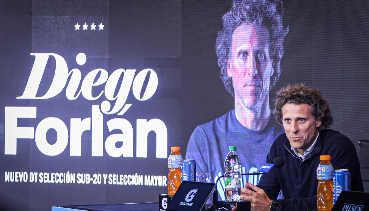 Diego Forlán durante su presentación como técnico interino de Uruguay.