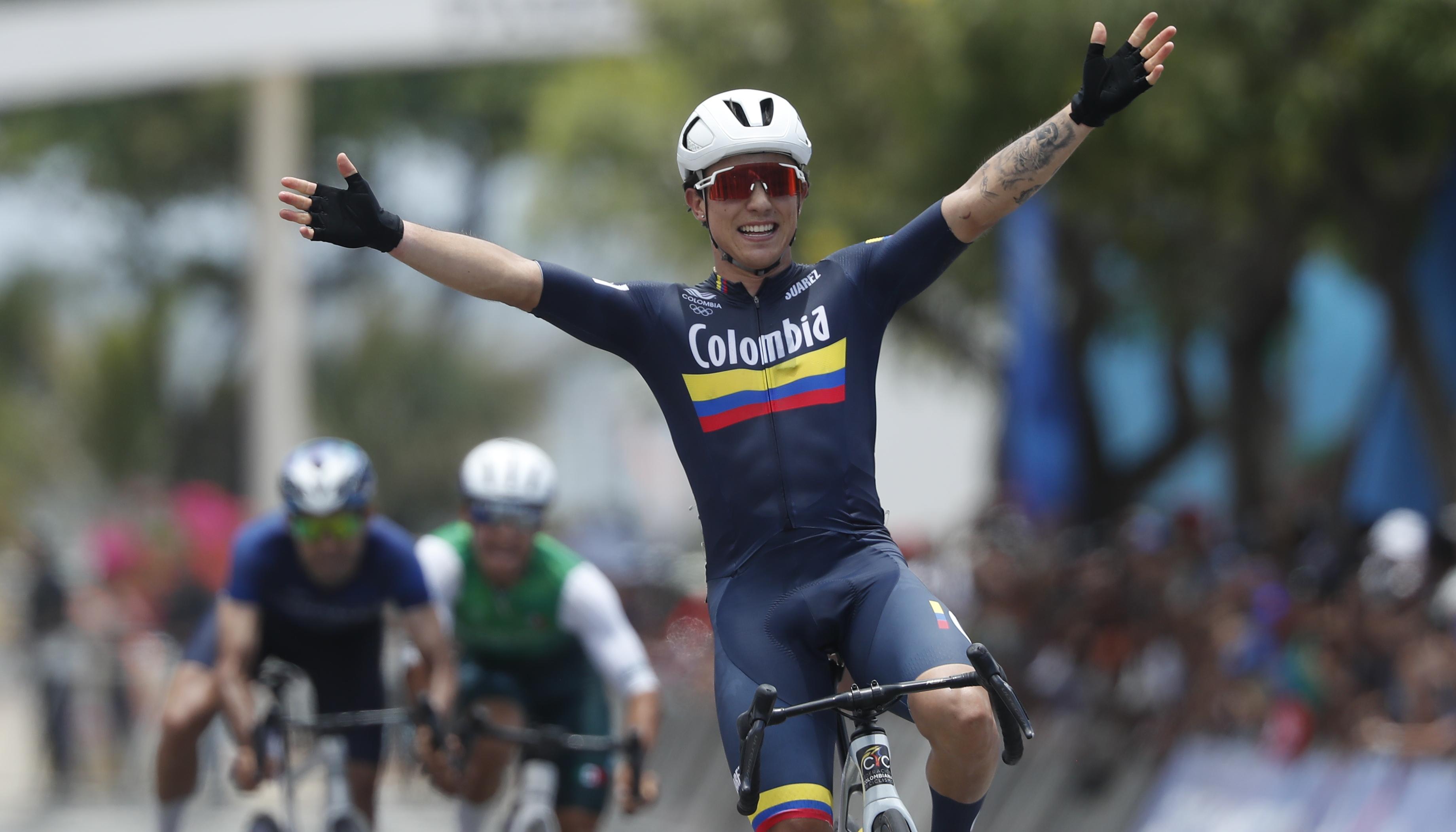 Nicolás Gómez cruza la meta para llevarse el oro en la prueba de ruta. 