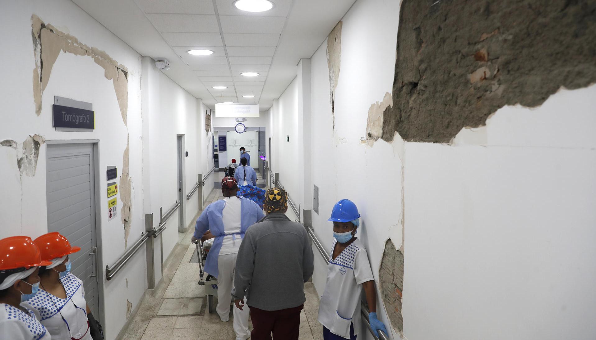 Personal médico trabajando en el Hospital Universitario del Valle, afectado por el terremoto. 