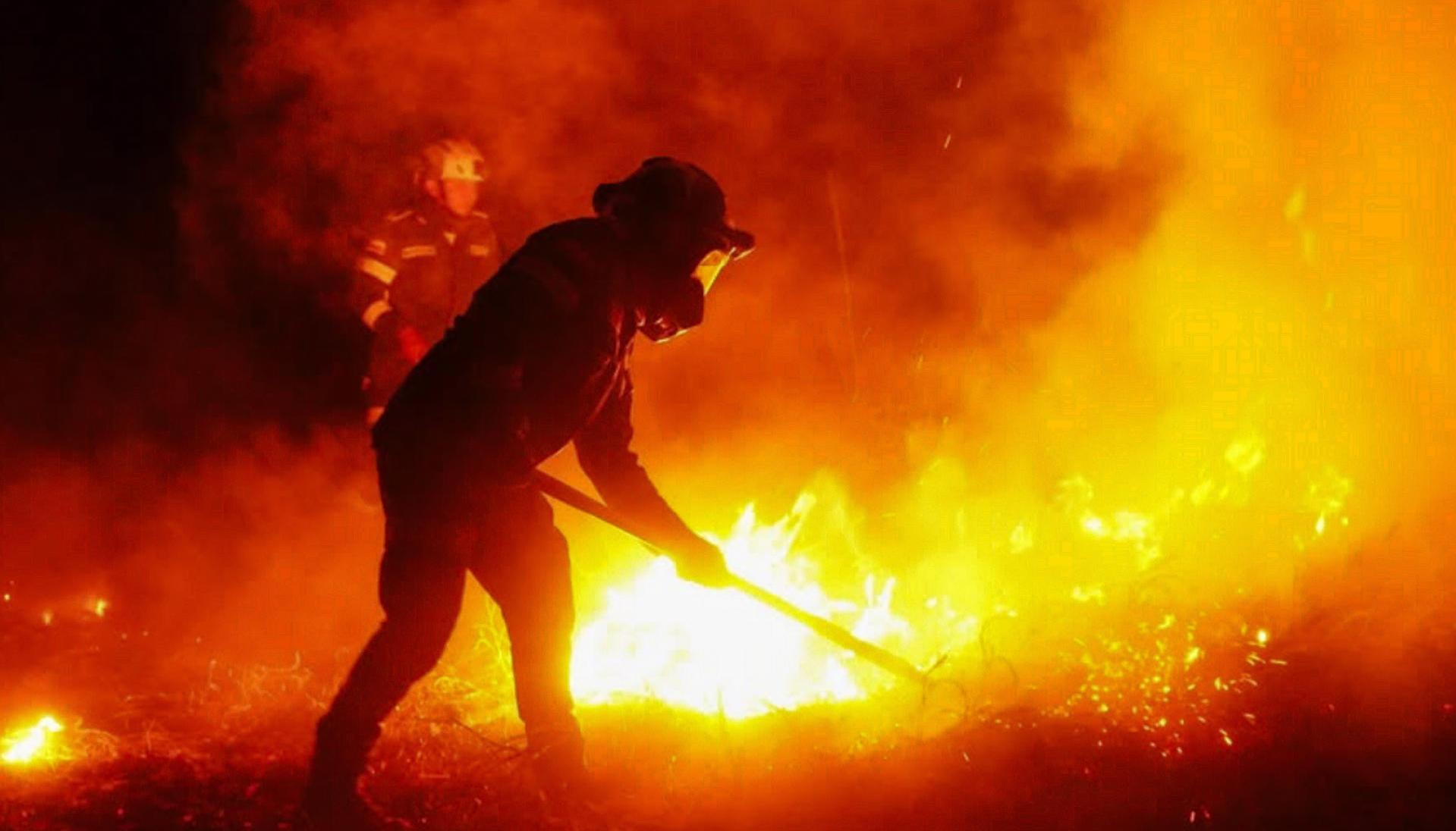 Policía combate el fuego en el Tolima.