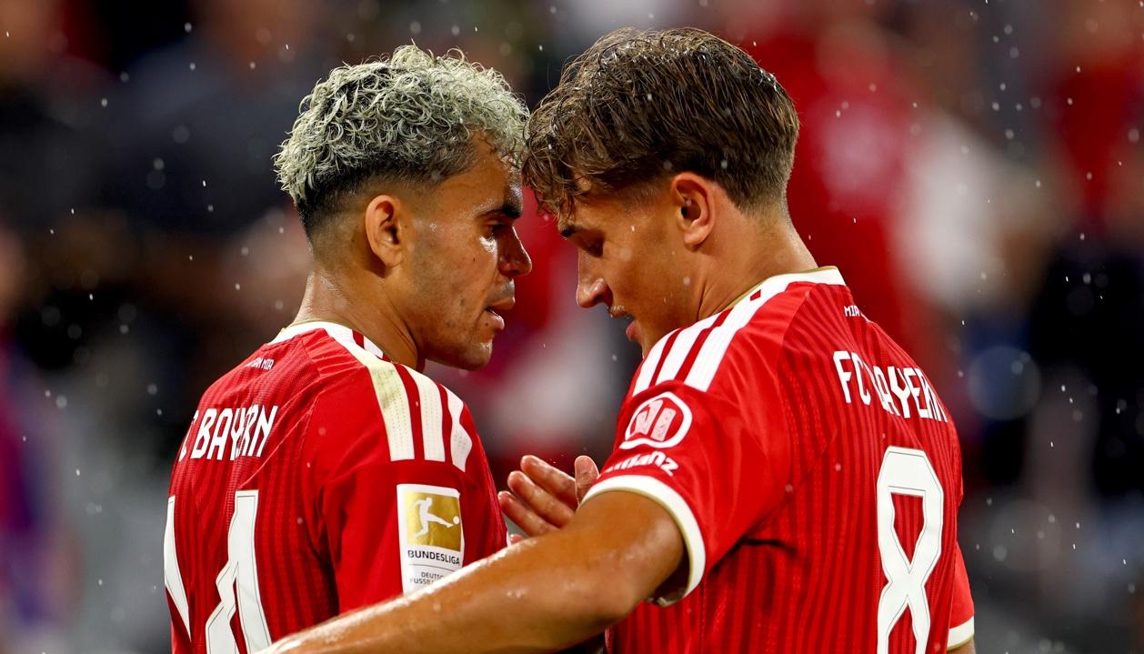 Luis Díaz celebra su gol con Allen Junior Lambe. 