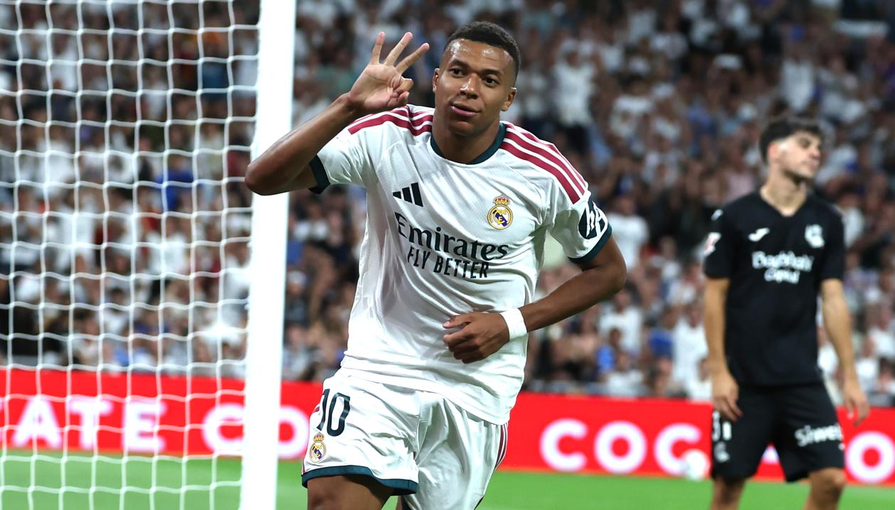 El francés Kylian Mbappé celebra tras marcar su tercer gol ante la Real Sociedad.
