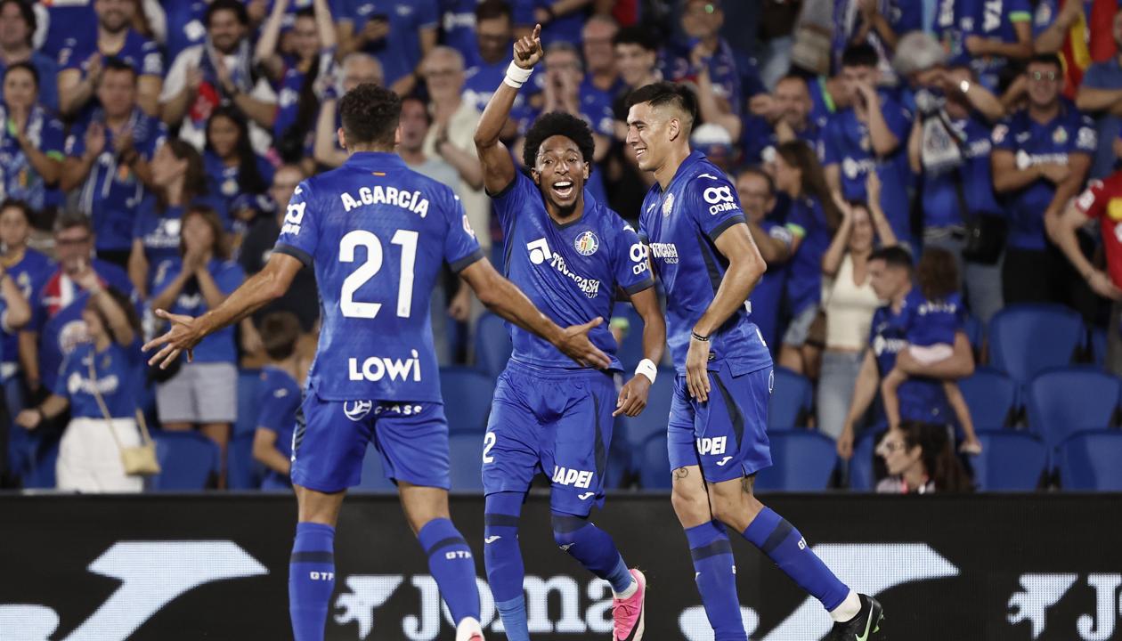 El colombiano Johan Mojica durante el juego de la Liga Conferencia contra el Partizan.