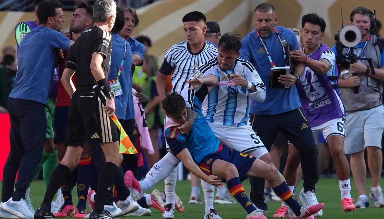 Leandro Paredes derriba al español Gavi, tras la final del Mundial. 