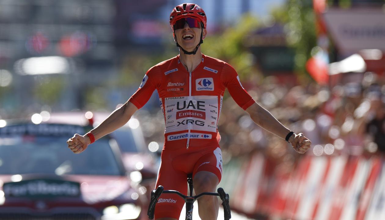 Tadej Pogacar cruza la meta como ganador de la Vuelta a España. 