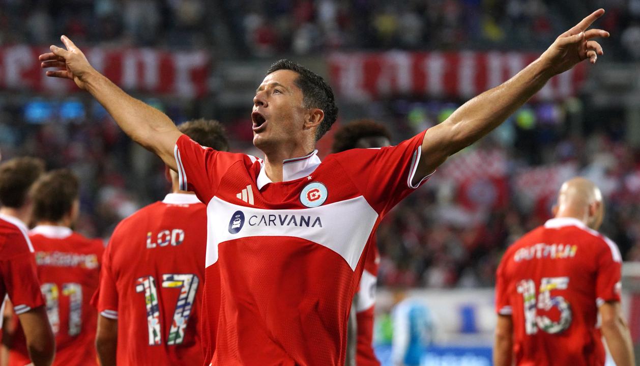 El polaco Robert Lewandowski celebra uno de sus goles ante el Charlotte.