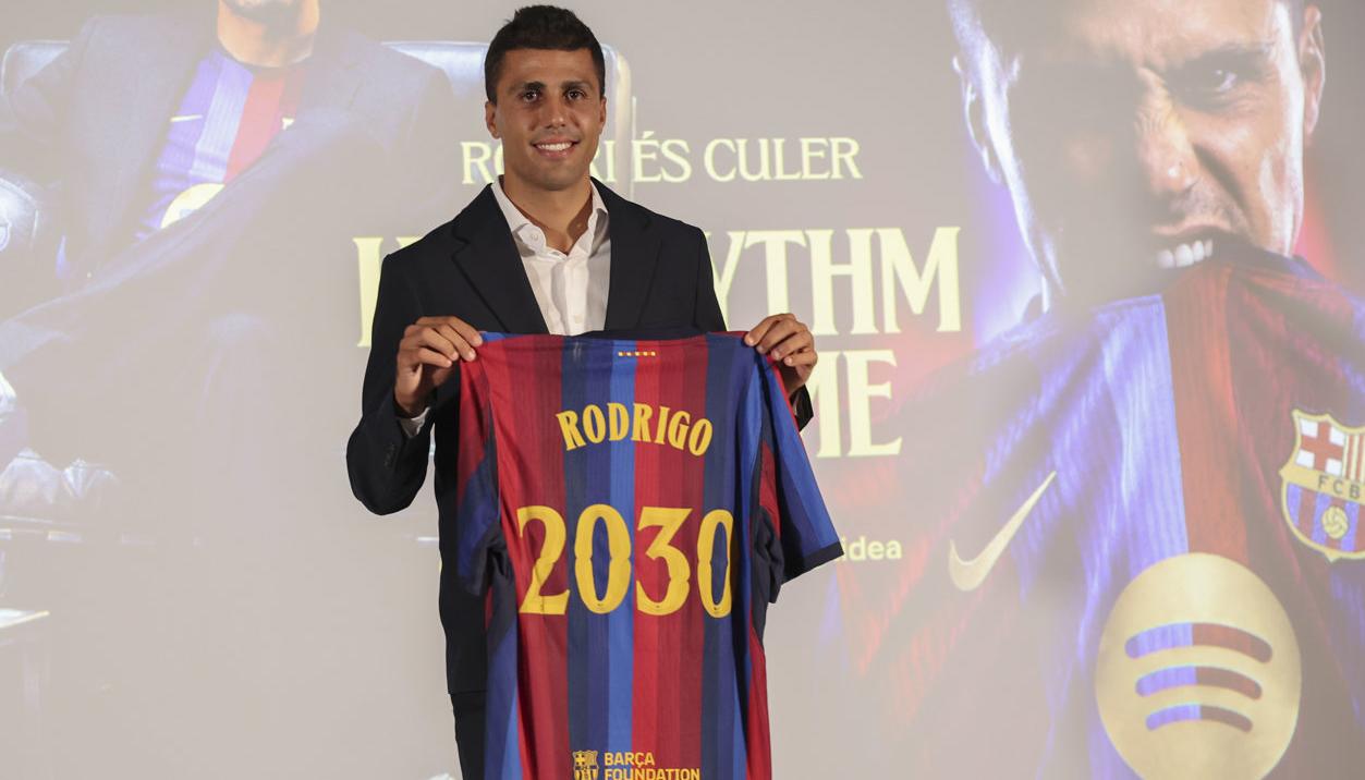 Rodri Hernández en su presentación como nuevo jugador del Barcelona. 