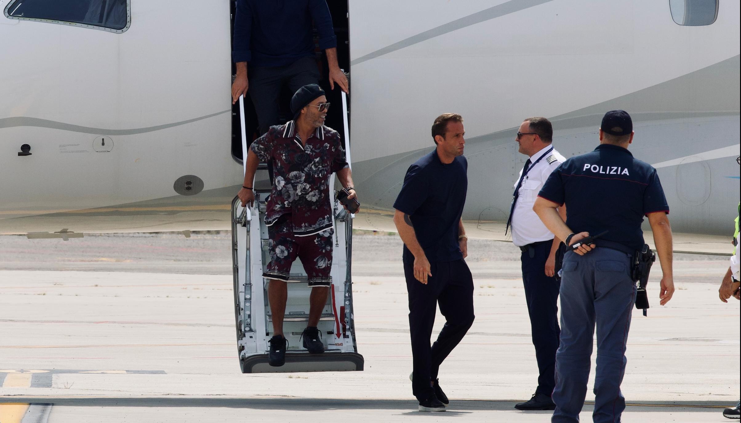 Ronaldinho Gaúcho descendiendo de la nave que lo llevó a Ravenna.