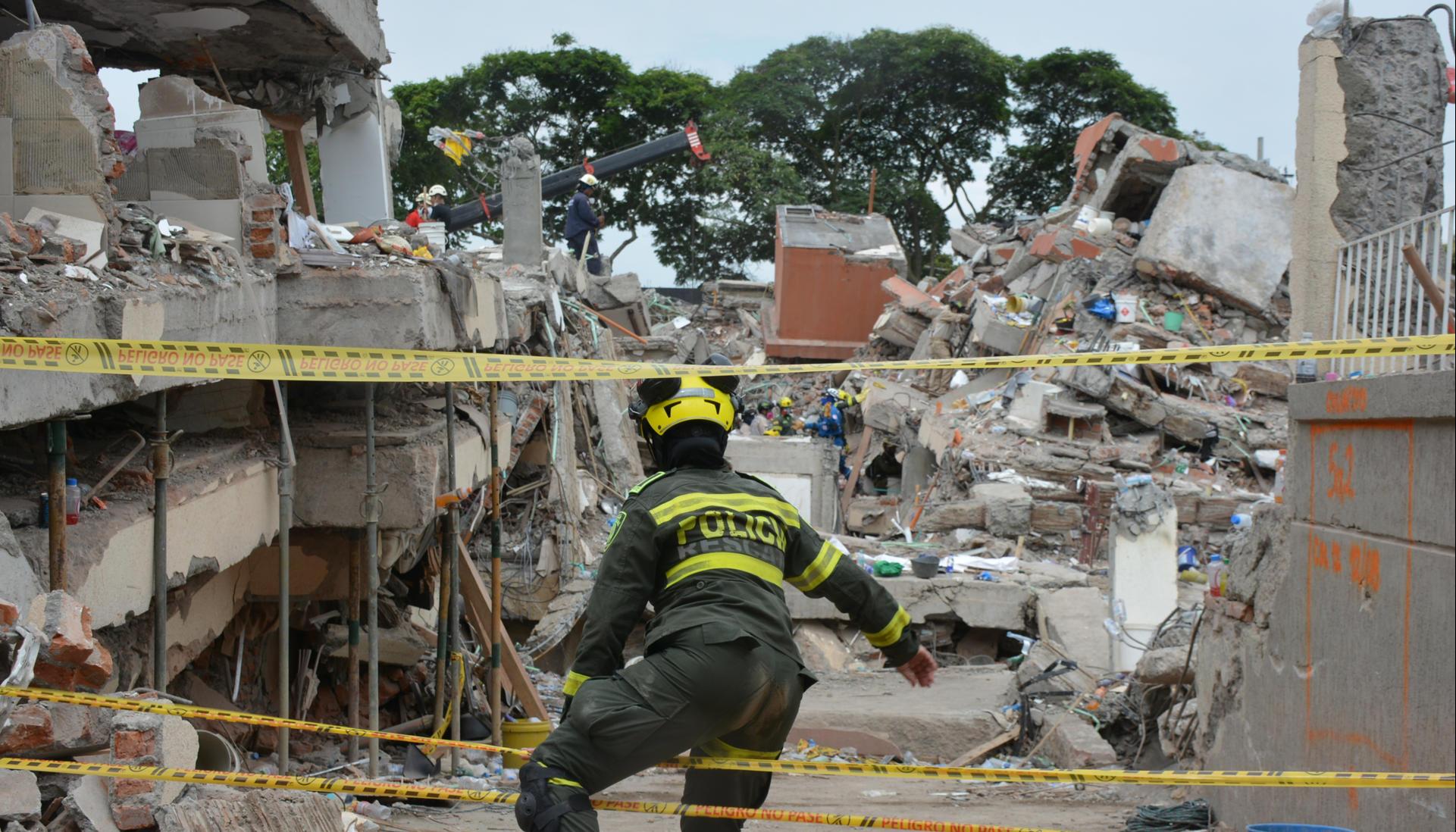 Rescatistas en labores de búsqueda en los escombros del edificio Torres del Limonar, en Cali.