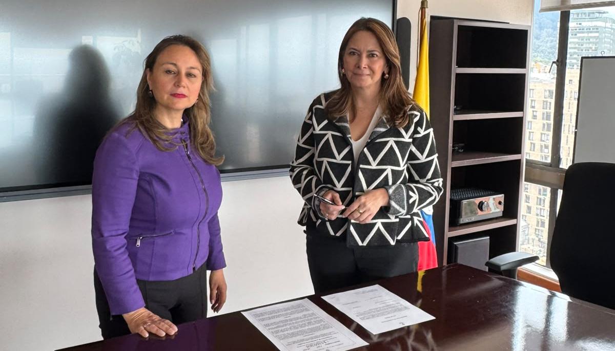 (Izq. a Der.) Mónica Lombana García, Supersalud encargada y Ana María Vesga, ministra de Salud. 