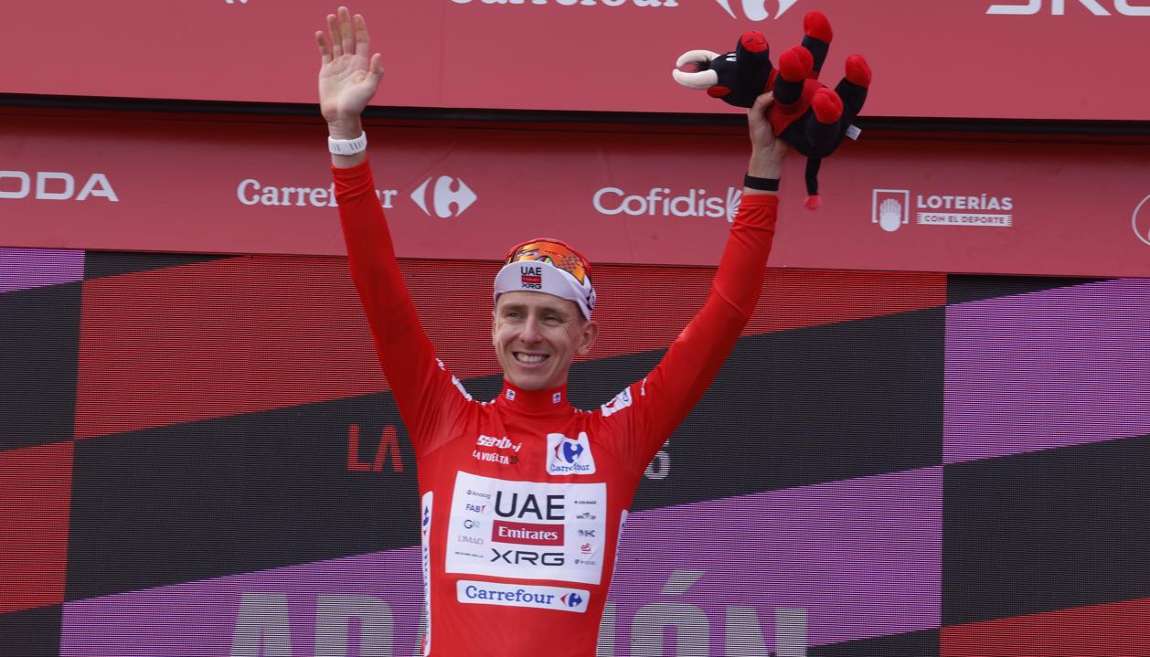 El esloveno Tadej Pogacar con la camiseta de líder de la Vuelta a España. 