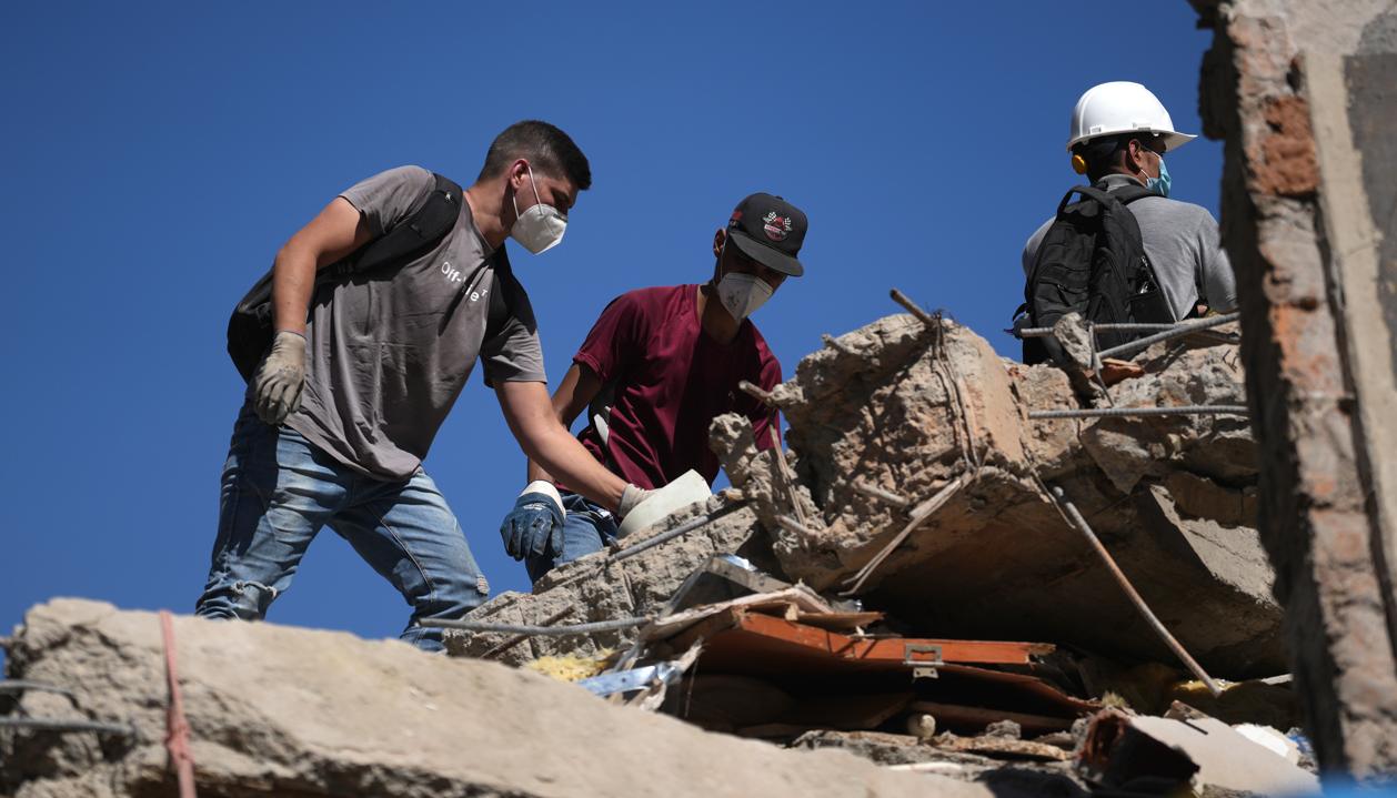 Grupo de rescatistas en plena labor en una de las zonas afectadas por el terremoto en Cali.