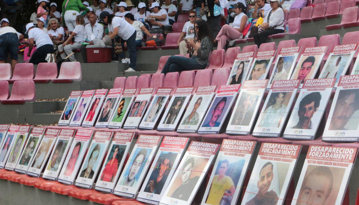 Personas desaparecidas expuestas en Cúcuta para conmemorar el Día Internacional de las Víctimas de Desaparición Forzada.