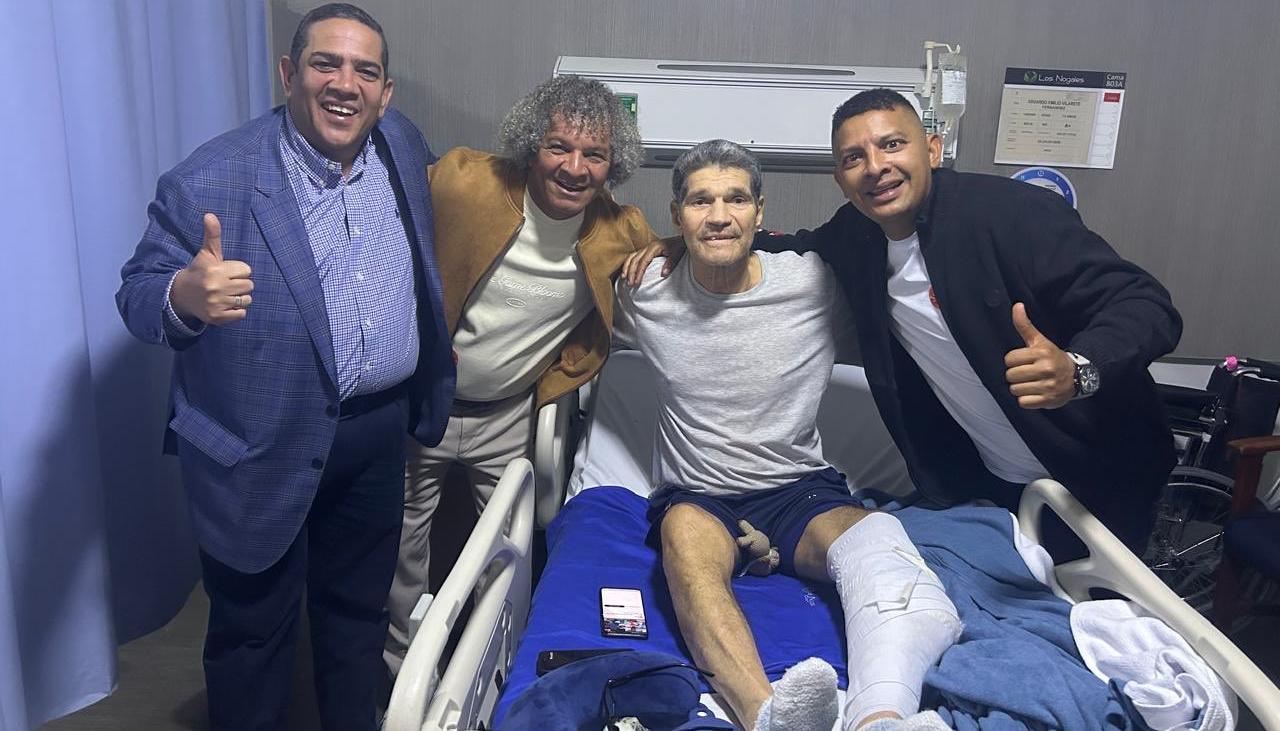 Eduardo Vilarete con su paisano Alberto Gamero y dos amigos. 