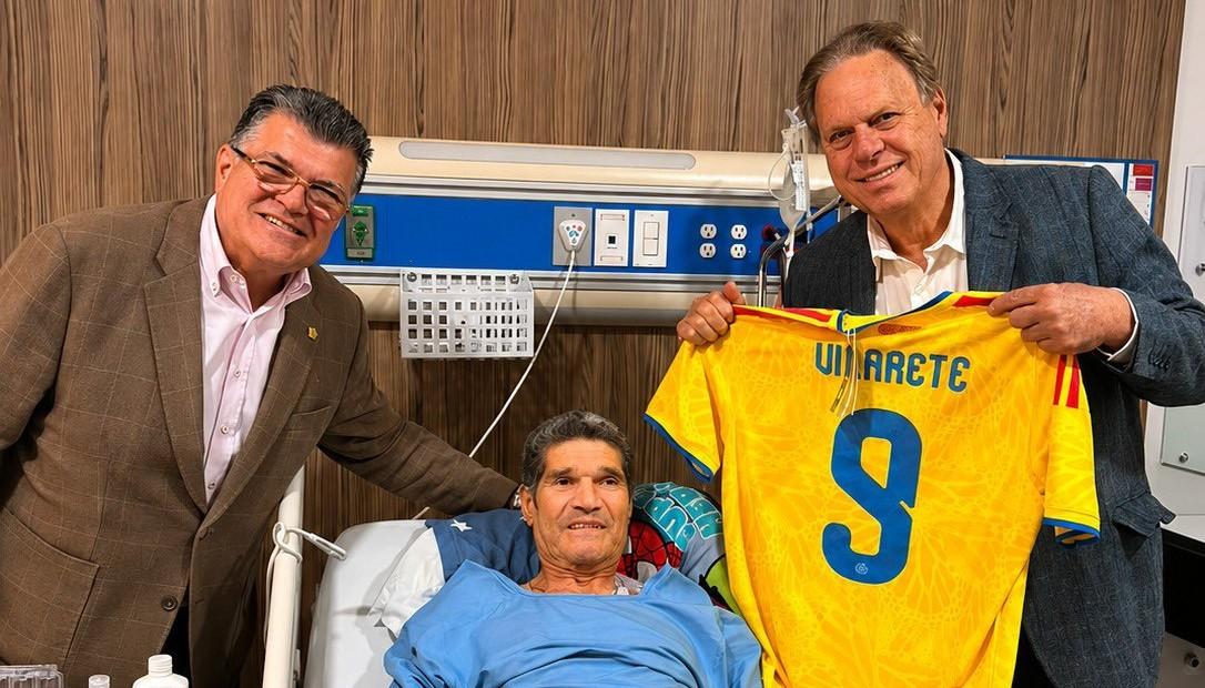 Vilarete recibiendo la camiseta de la Selección Colombia de parte de Ramón Jesurun y Carlos Mario Zuluaga.