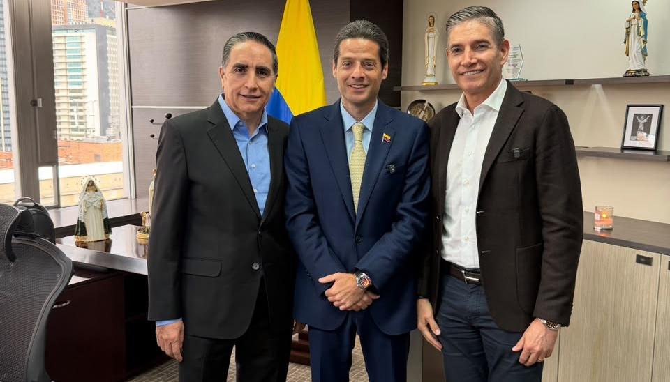 Édgar Paez, Presidente de SuperGiros; el ministro de Comercio, Industria y Turismo, Mauricio Gómez; y Gustavo Gómez, Fundador de SuperGiros.