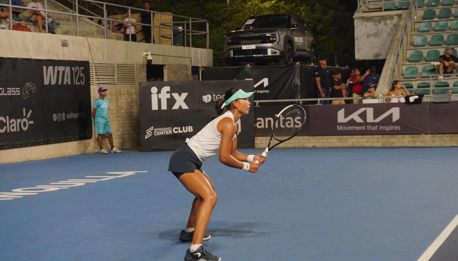 La estadounidense Carol Young Suh Lee durante su partido contra la colombiana Emiliana Arango.