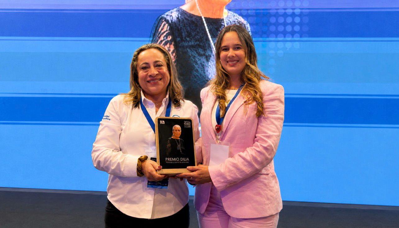 Reconocimiento a Gina Díaz Buelvas, directora del Voluntariado Unimetro.