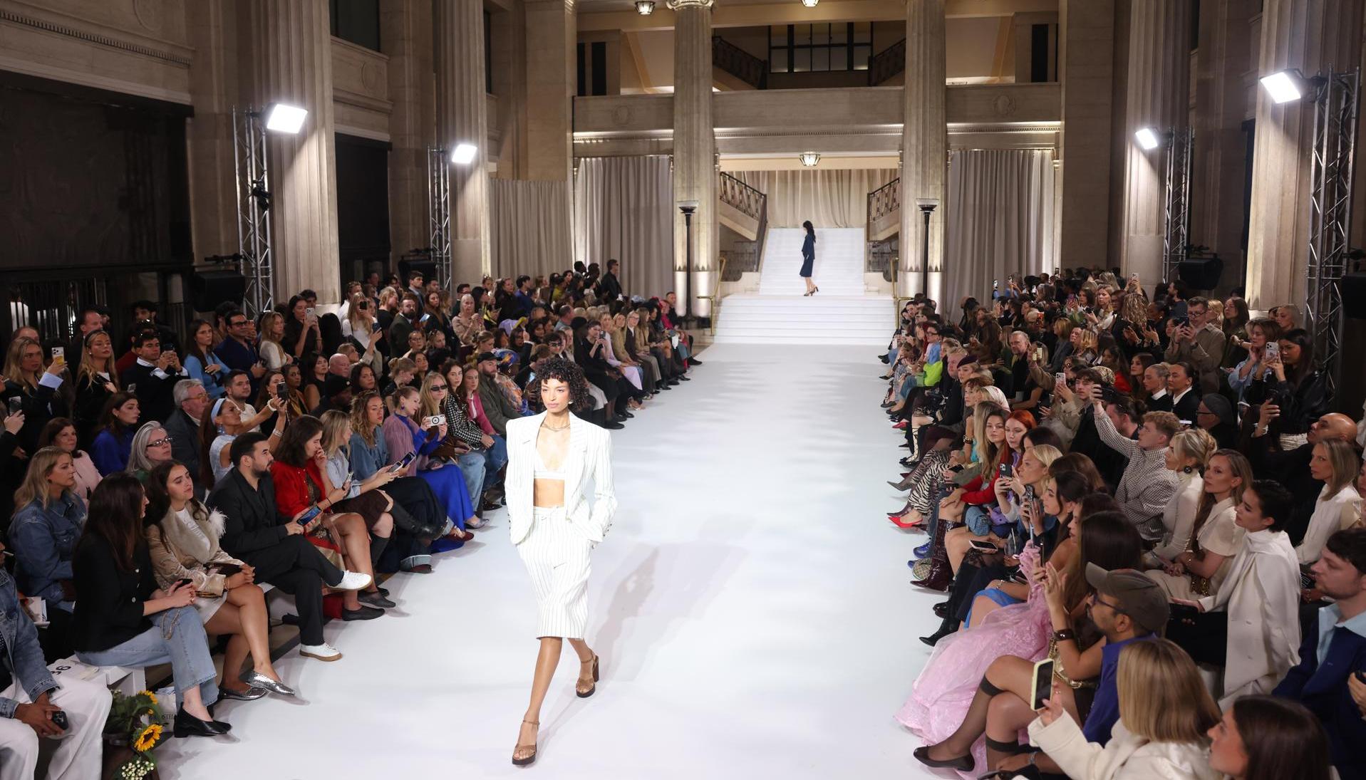 Una modelo presenta creaciones de la diseñadora irlandesa Paul Costelloe.