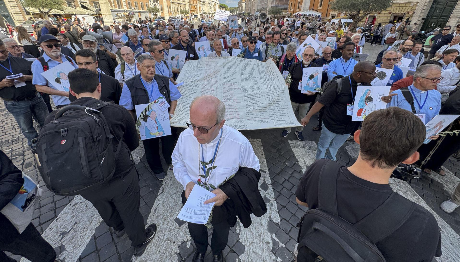 Sacerdotes marchando. 