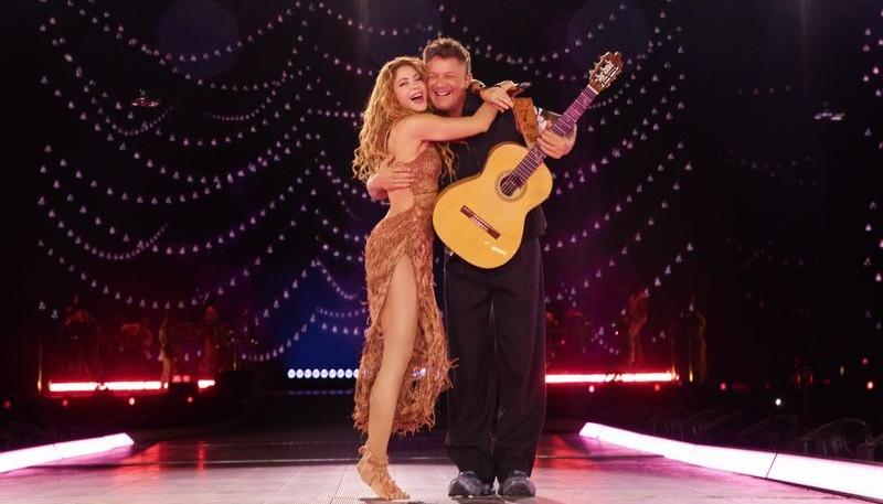 Alejandro Saz y Shakira cantan juntos en su residencia. 