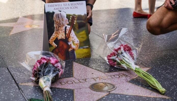 Admiradores rinden homenaje a Dolly Parton. 