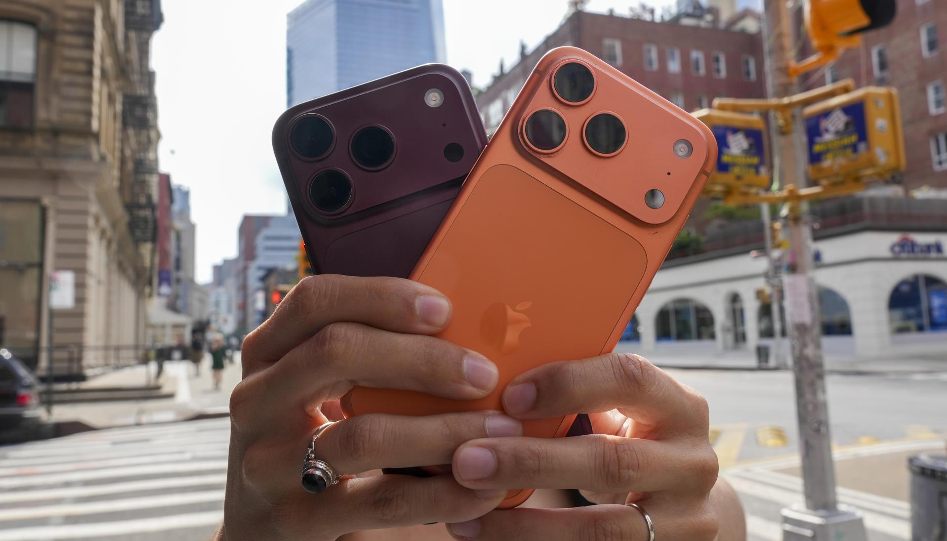 Una persona sostiene dos iPhone 18 este jueves, en Nueva York.