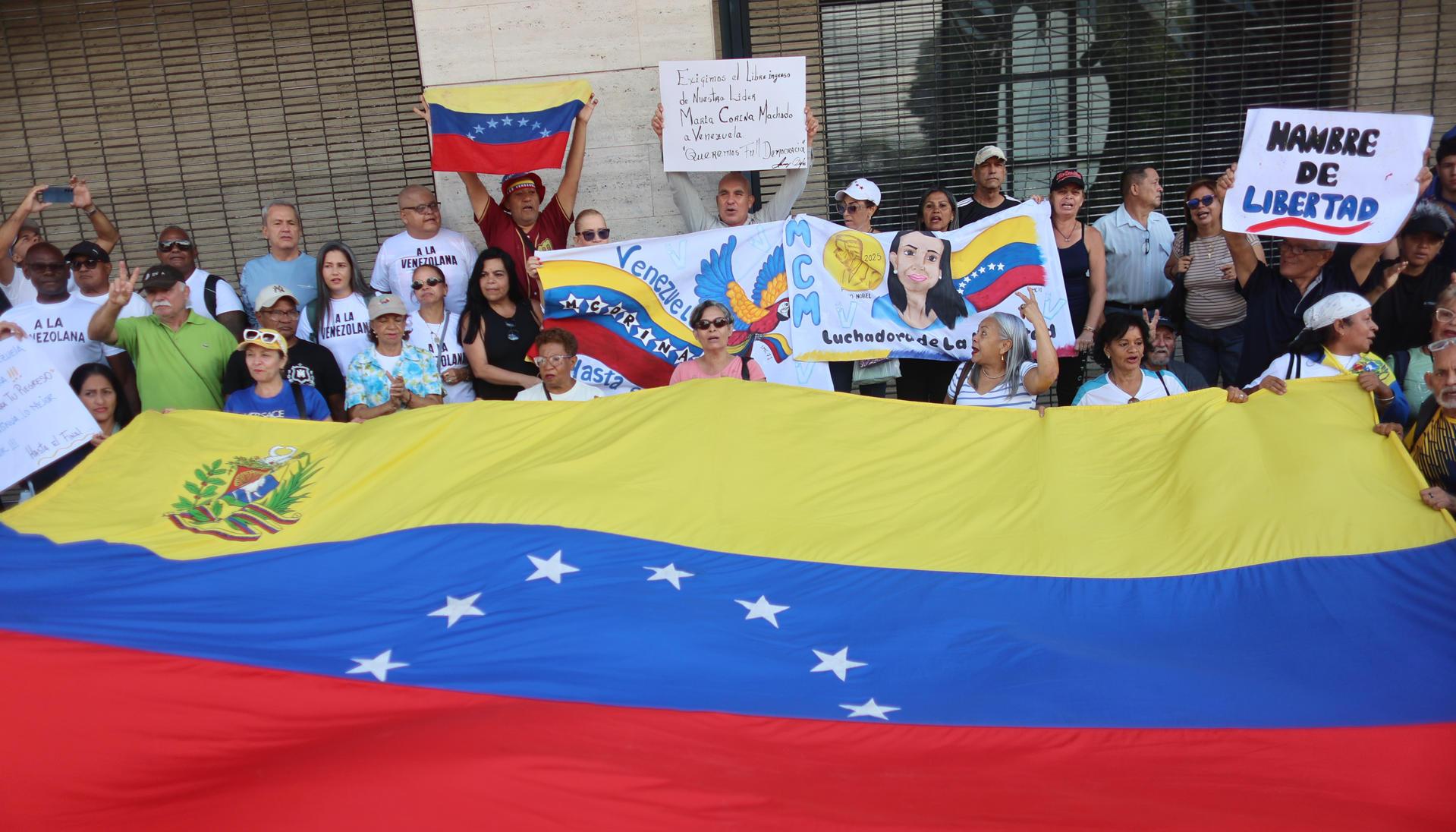 Personas sostienen una bandera durante la manifestación.
