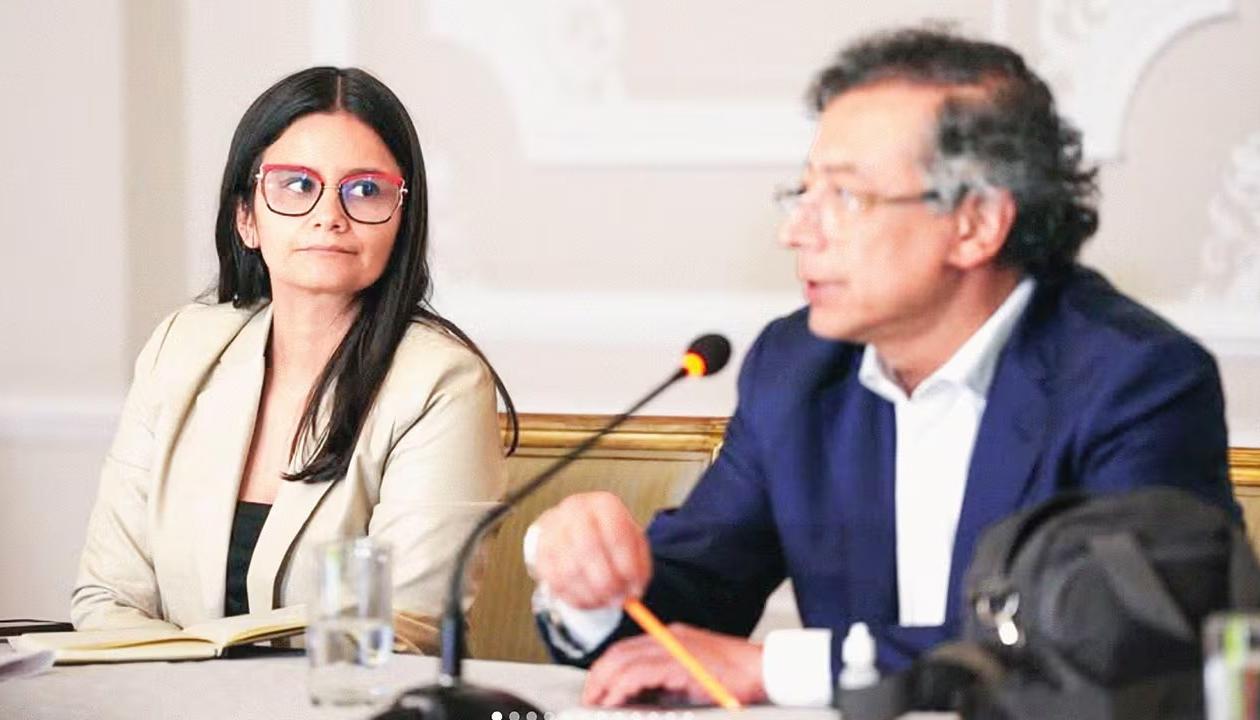 Angie Rodríguez junto al entonces Presidente Gustavo Petro. 