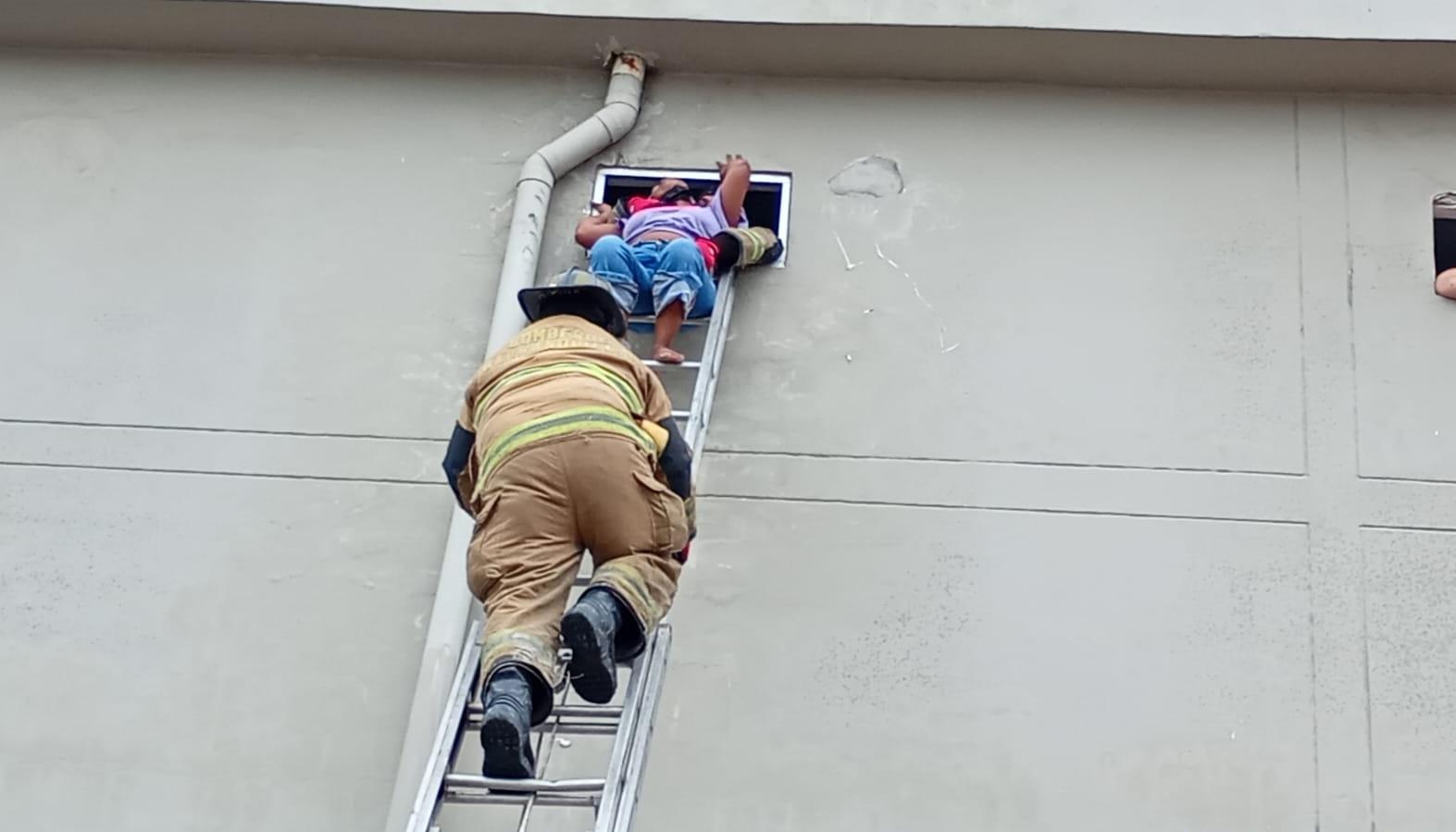 Así fue la evacuación de los pacientes en la Clínica Santa Mónica.