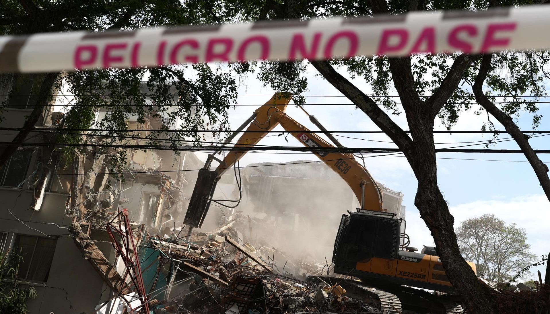 Autoridades realizan remoción de escombros de un edificio desplomado en Cali.