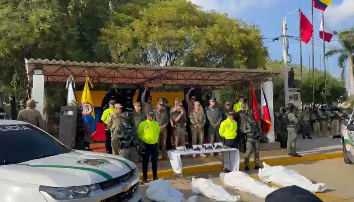 El Presidente Abelardo De La Espriella y los cuerpos de los abatidos.